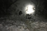 Среди ночи мужчины свалились на снегоходе в овраг: на помощь им пришли спасатели