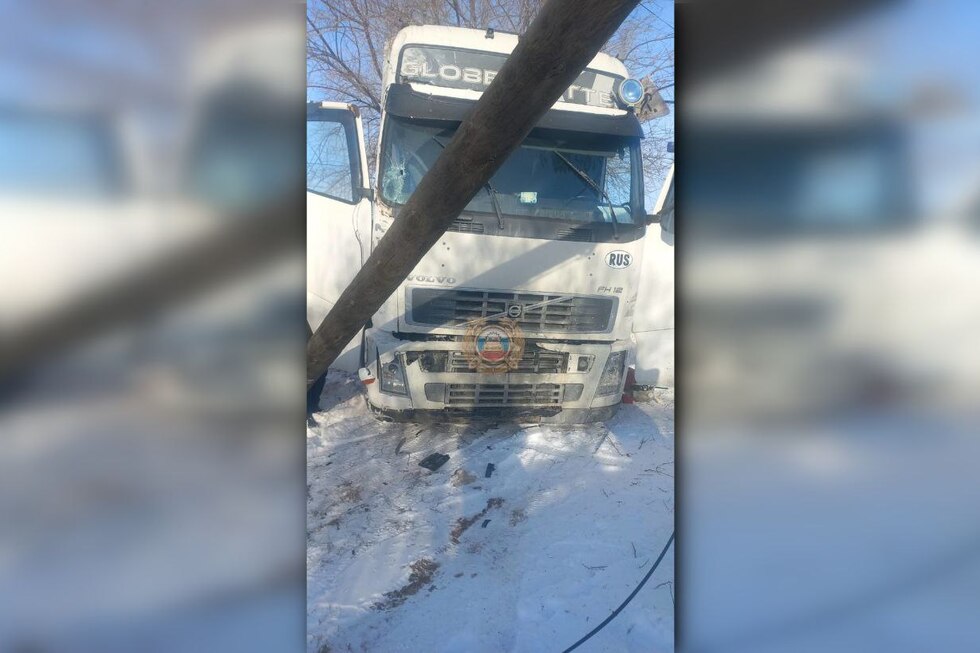 На окраине Саратова грузовик сбил пенсионерку и врезался в столб