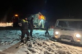 Во время ночной метели три автомобиля слетели в кювет и застряли