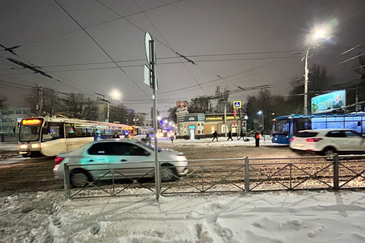 Вставший на перекрёстке вагон заблокировал движение трамваев и троллейбусов в центре города