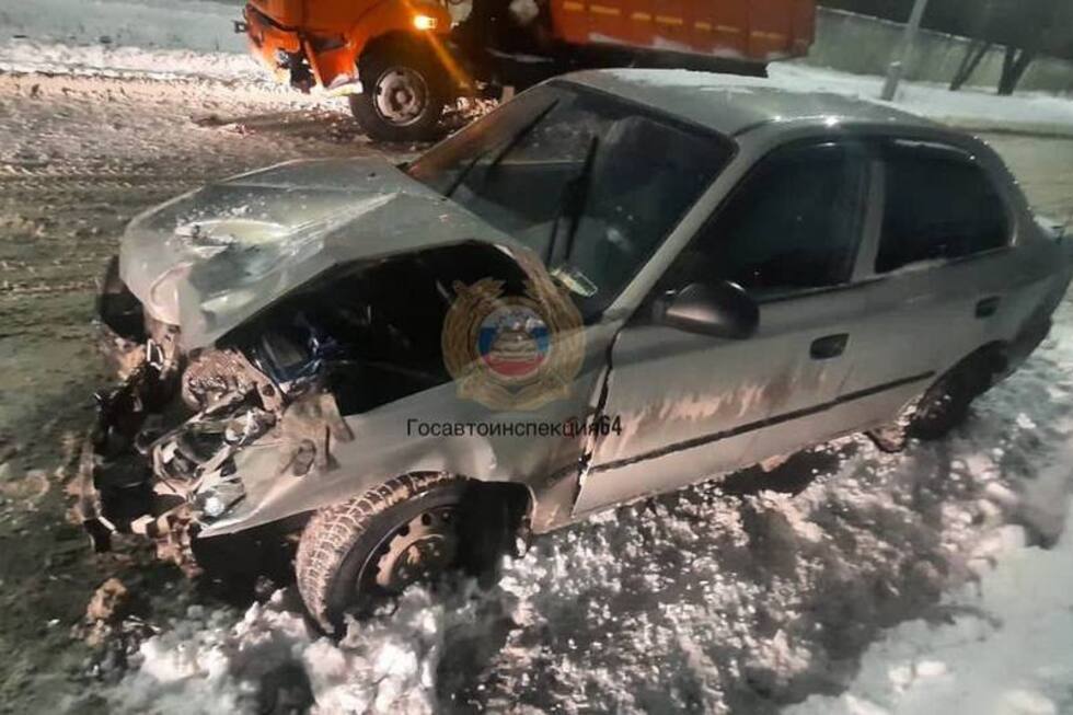 В столкновении с КамАЗом на Московском шоссе пострадала беременная — водитель легковушки