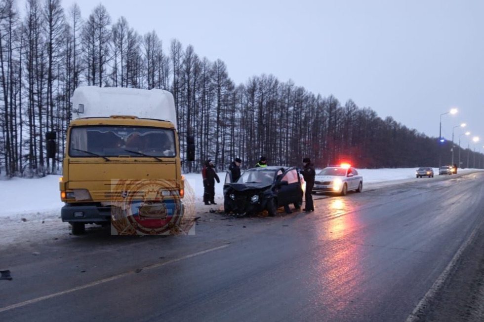 Один человек погиб и двое пострадали в столкновении отечественной легковушки и грузовика в Лысогорском районе