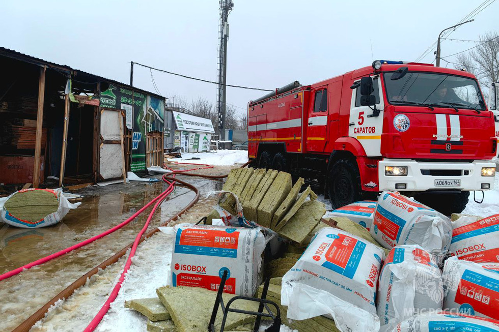 Утром в Ленинском районе полыхал склад. Пожарные рассказали, из-за чего могло начаться возгорание