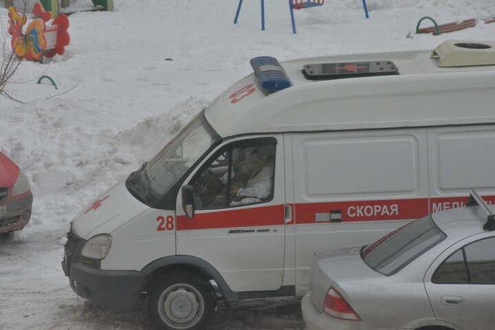 В Ленинском районе пьяный мужчина избил фельдшера, который осматривал его жену