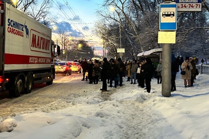 Выпавший ночью снег сковал Саратов: город стоит в пробках, жители не могут уехать на работу