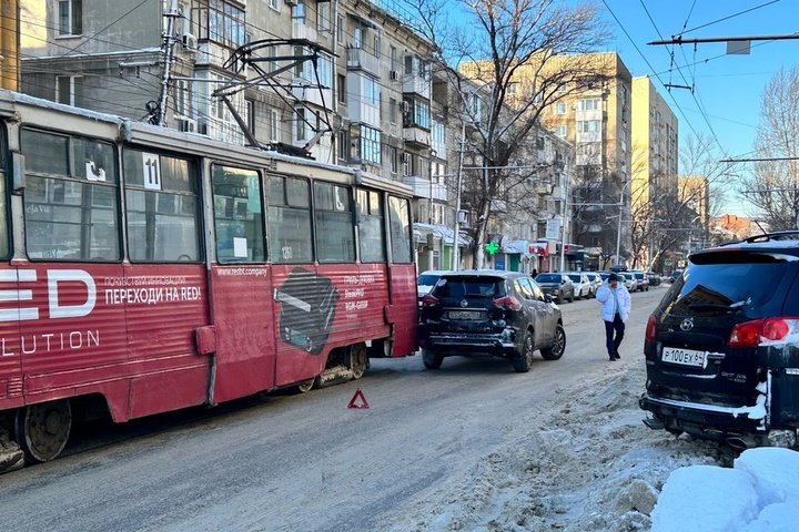 ДТП на улице Вавилова остановило движение трамваев и троллейбусов, на месте образуется затор