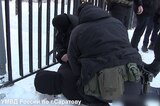Лицом в снег. ГУ МВД обнародовало видеозапись задержания молодого чиновника мэрии по подозрению в крупной взятке от торговца