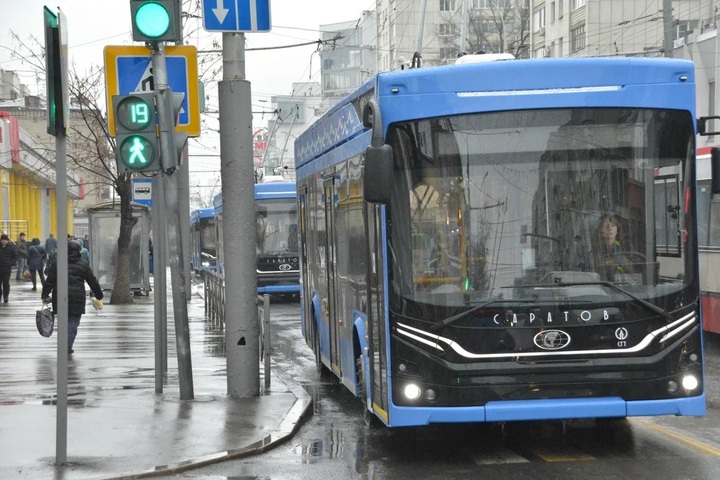 В Саратове из-за провалившегося асфальта на дороге временно закрыли троллейбусный маршрут