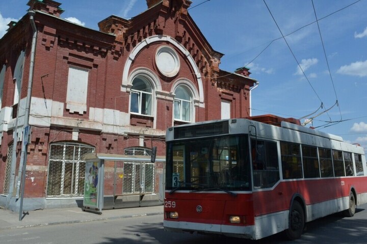 Саратовцы возмущены закрытием троллейбусного маршрута из-за дорожного провала и спрашивают, где «Адмиралы»