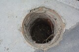 С МУП «Энгельс-Водоканал» взыскали 100 тысяч рублей за падение ребёнка в открытый канализационный колодец