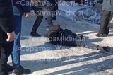 В центре Саратова жестко избили мужчину: по версии очевидца, пострадавший отказывался брать кредит