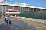 Началась активная фаза реконструкции саратовского вокзала: половину здания обнесли забором, московские подрядчики начали демонтаж