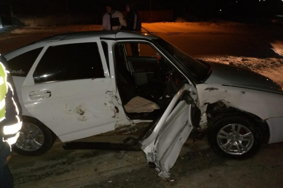 В столкновении двух отечественных легковушек в Аткарске пострадала молодая пассажирка «Приоры»