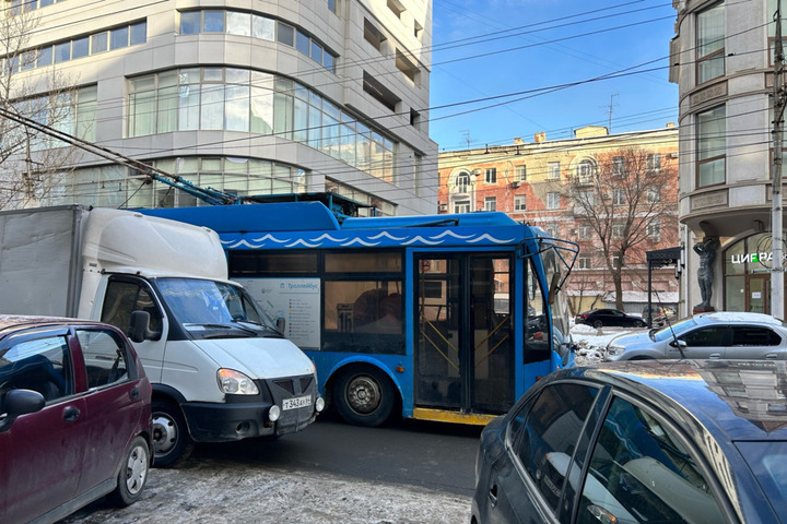 Авария на Вавилова парализовала движение трамваев, троллейбусов и автобусов