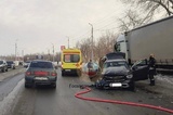 Водитель Mercedes пострадал в аварии с КамАЗом