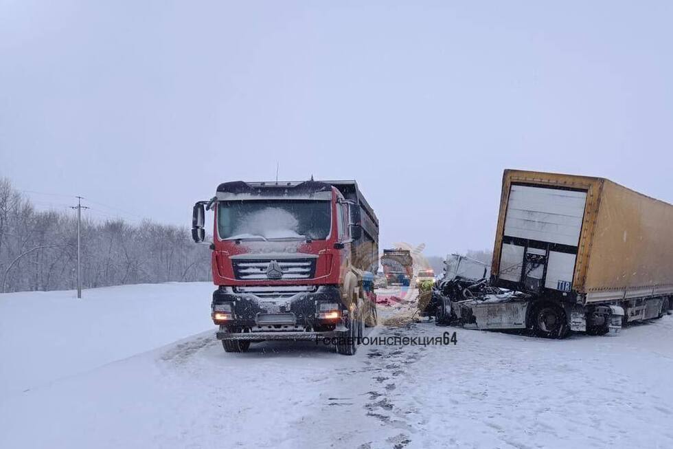 На окраине Саратова столкнулись два грузовика: один из водителей оказался зажат в покорёженной кабине