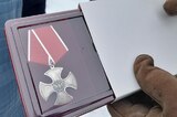 Военком на похоронах вручил матери погибшего участника СВО Орден Мужества, присвоенный ее сыну посмертно