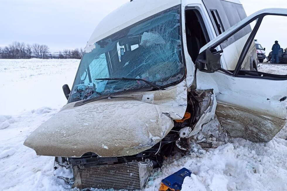 В Саратовской области на трассе столкнулись микроавтобус и легковушка: есть пострадавшие