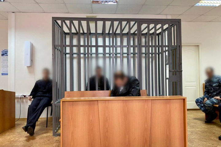 На улице Романтиков отец жестоко избил подростка металлическим уголком ...