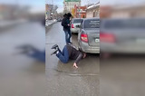 Авария с машиной «Яндекс.Еда» на улице Челюскинцев: водитель устроил перфоманс, уткнувшись головой в землю