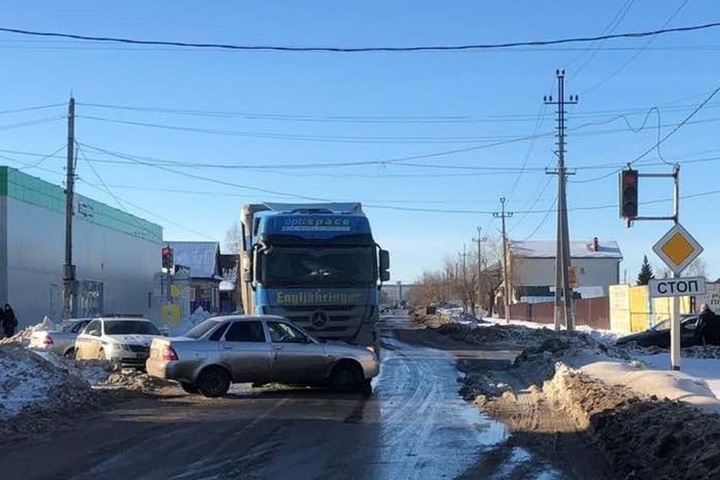 В Энгельсе женщина попала под колеса иномарки, в Пугачеве двое пострадали в ДТП