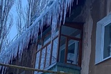 Саратовцы массово жалуются на угрожающие их жизни сосульки