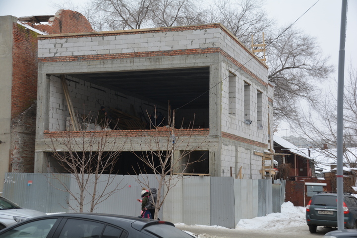 На месте снесенного частного дома в центре Саратова за четыре месяца выросло что-то большое и непонятное, но чиновники этого в упор не замечают