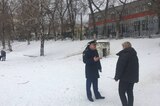 В Саратове нашли ещё одну опасную ледяную горку на территории учебного учреждения
