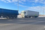 Дальнобойщик решил переночевать в фуре на обочине дороги, а наутро не смог сдвинуться с места