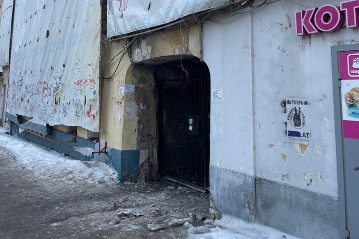 «Будьте аккуратнее!»: историческое здание разрушается на оживленной улице в Саратове