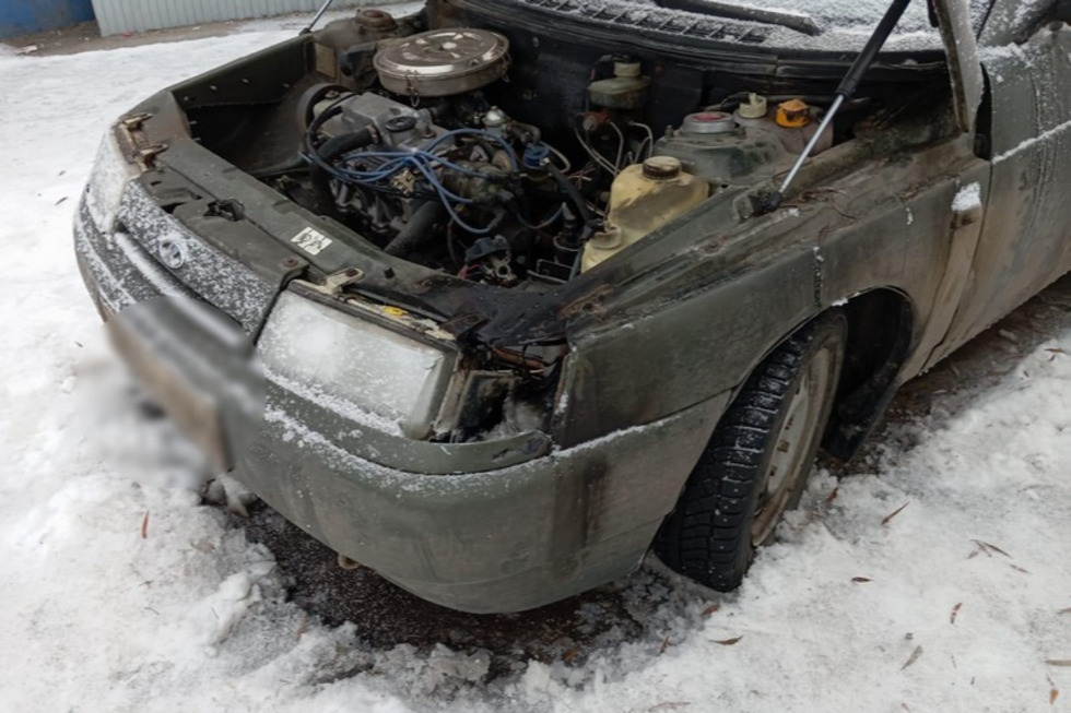 Два брата чуть не лишись машин после конфликта с жителем Пугачева: он пытался сжечь автомобили