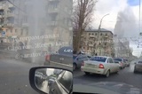 На магистральной улице в Саратове забил фонтан высотой в 5 этажей: видео