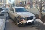 Напротив здания областного правительства BMW попала в аварию: есть пострадавший