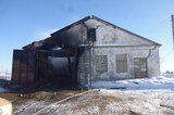 В саратовском селе загорелся гараж с грузовиком