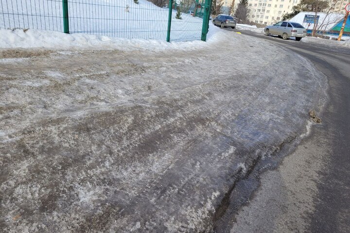 Саратовчанка рассказала, почему горожанам приходится ходить по оживленной дороге на Новоузенской вместо тротуара