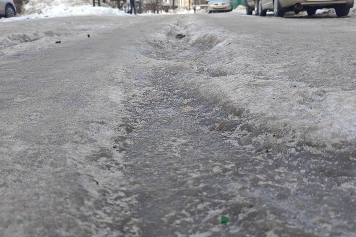 «Ходить невозможно!»: по всему Саратову жители бьют тревогу из-за обледеневших улиц
