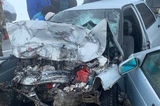 В Аркадакском районе ВАЗ столкнулся с «ГАЗелью»: из легковушки пришлось извлекать молодую пару