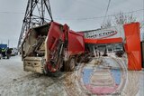 В Аткарске КамАЗ после столкновения с машиной врезался в заправку