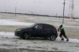 Жительница Красноармейского района так торопилась в ЗАГС, что вылетела в кювет: ей помогли автоинспекторы