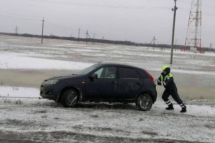 Жительница Красноармейского района так торопилась в ЗАГС, что вылетела в кювет: ей помогли автоинспекторы