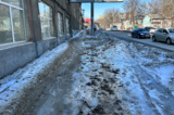 «Дорога смерти»: саратовчанка рассказала, что обледеневшую улицу в центре города посыпали грязью