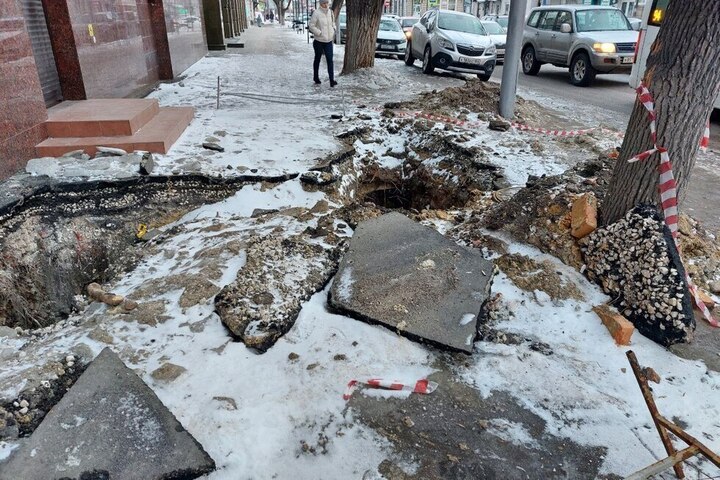 «Идешь по льду и скатываешься в пропасть»: саратовчанка рассказала об ужасном состоянии центральной улицы города