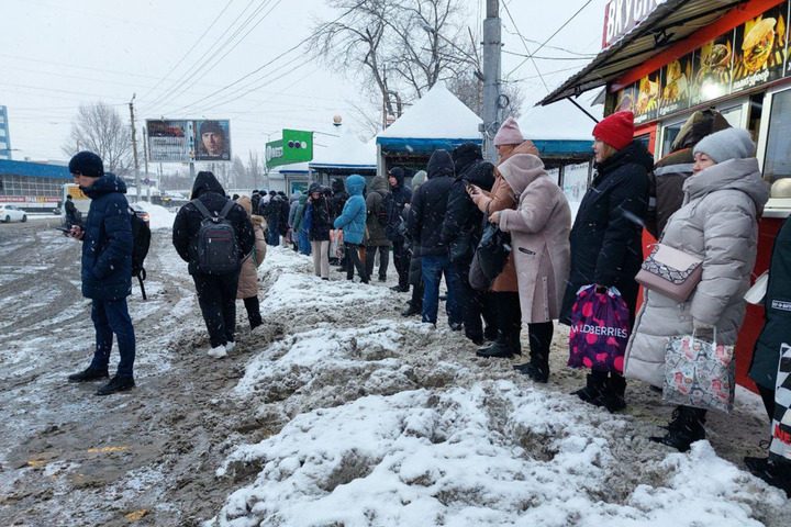 Выпавший снег парализовал движение в Саратове. Горожане не могут попасть на работу