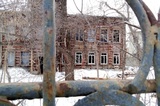 «Всё меньше напоминает реставрацию»: саратовцев озадачило появление пластиковых окон в памятнике деревянного зодчества