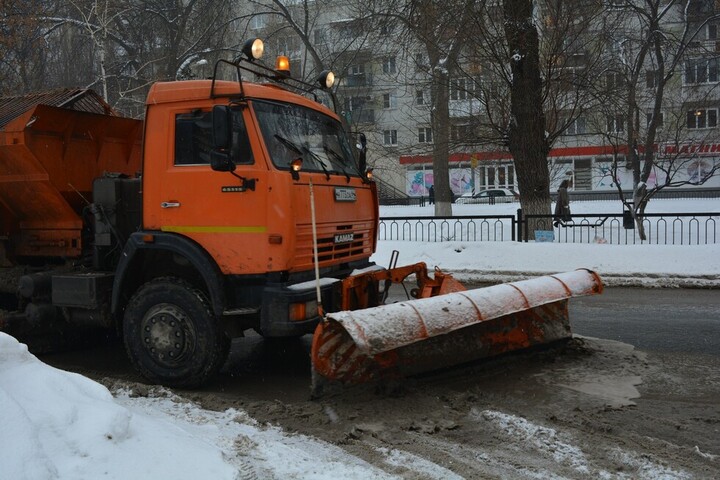 Уборка улиц от снега и льда: горожанам рассказали, где нельзя оставлять машины
