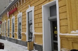 В центре Саратова доставщик еды устроил стрельбу по бутылкам и погром в «Пятёрочке»