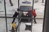 В Елшанке автомобиль «скорой» застрял во дворе: его с трудом вытащили местные жители