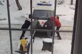 В Елшанке автомобиль «скорой» застрял во дворе: его с трудом вытащили местные жители