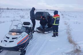 Спасатели на снегоходе добрались до пассажиров «Нивы», замерзающих на просёлочной дороге