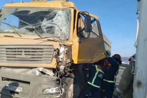 Столкновение двух грузовиков в Саратове: водитель одного из них оказался зажат в кабине